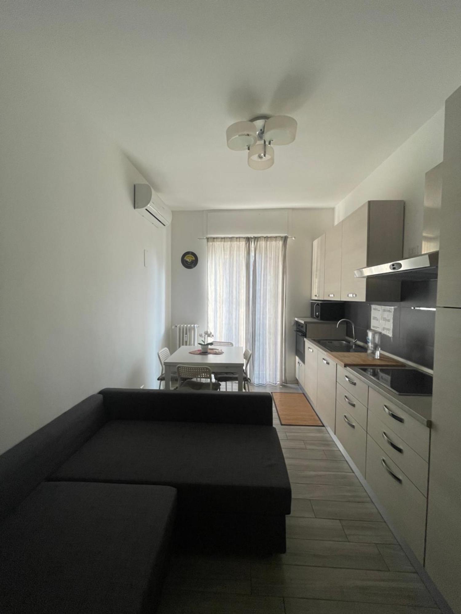 Gardone Apartment - Ampio Appartamento Con 2 Camere Da Letto - Comodo Per Duomo! Milaan Buitenkant foto