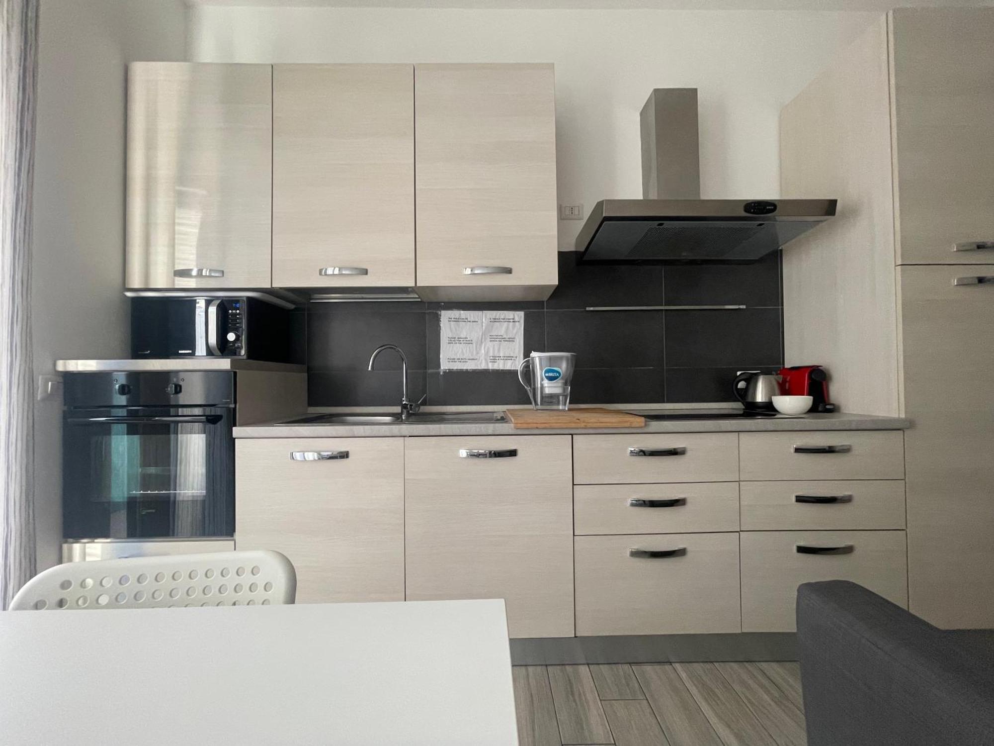 Gardone Apartment - Ampio Appartamento Con 2 Camere Da Letto - Comodo Per Duomo! Milaan Buitenkant foto