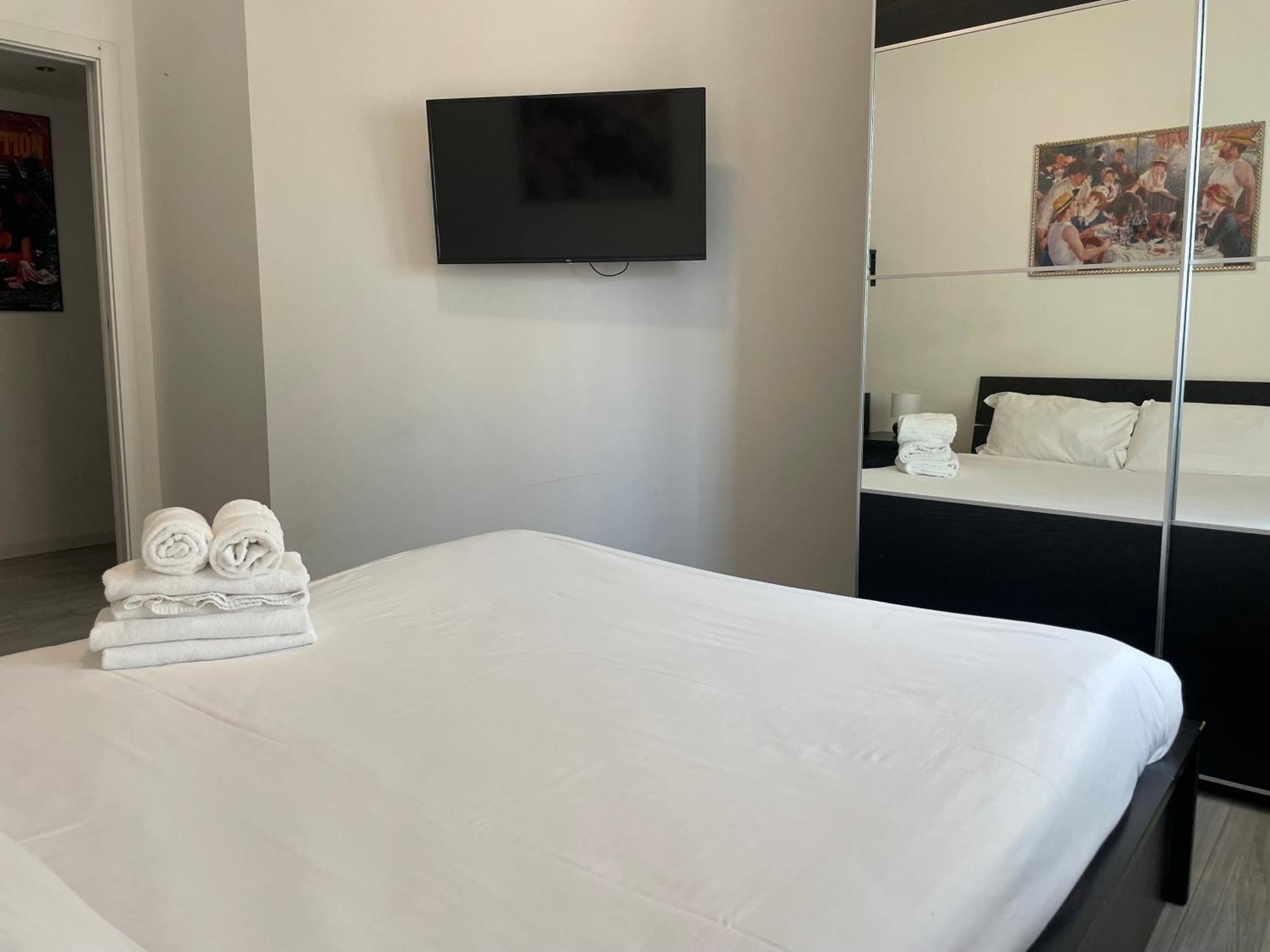 Gardone Apartment - Ampio Appartamento Con 2 Camere Da Letto - Comodo Per Duomo! Milaan Buitenkant foto